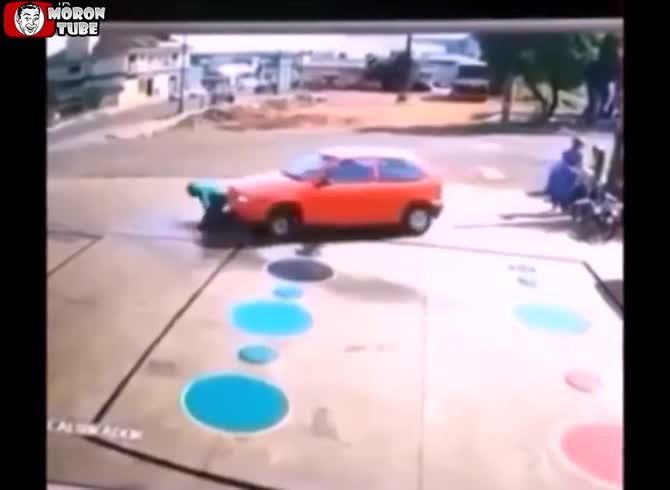 Video :A man crouched in a blind place is ran over by a car